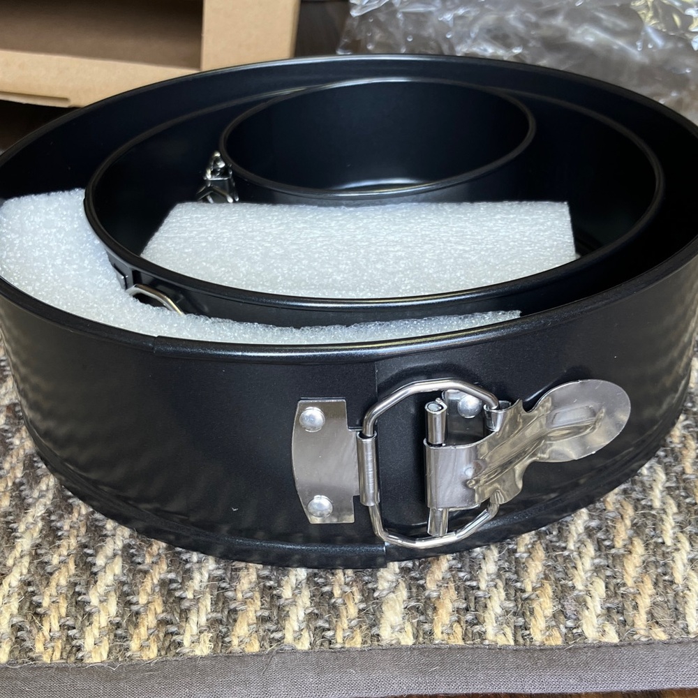 3 Pc Springform Pan Set - 4, 7 & 9 Inch - Picture 5 of 6